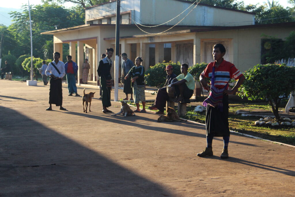 Người dân đứng chờ tàu