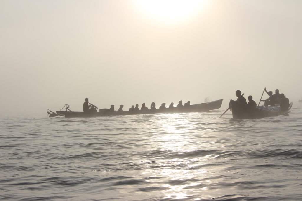 Những con thuyền đi trẩy hội trong làn sương sớm